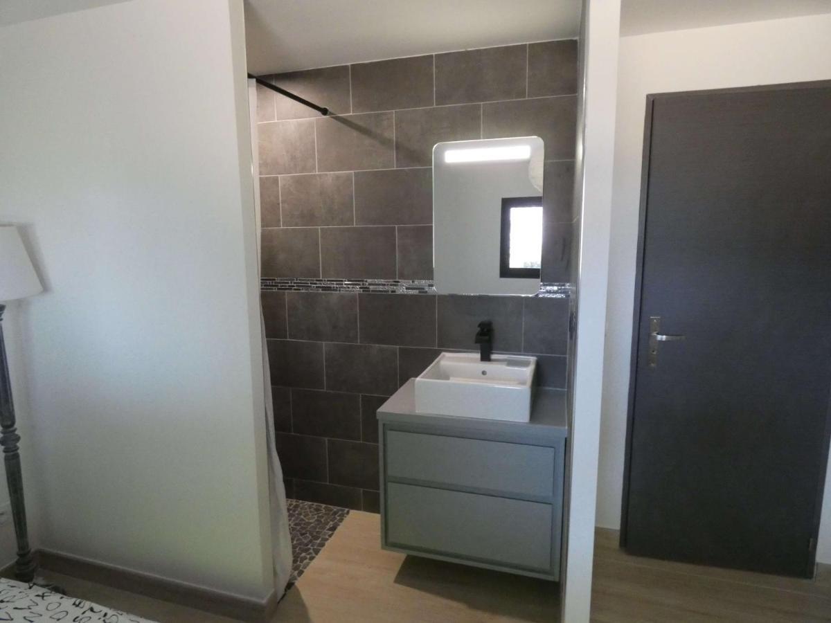 Proche Lac du Salagou, Chambre agréable avec salle d'eau et WC privé Lacoste  Extérieur photo